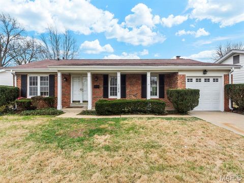 Photo of 1370 Willowbrook Dr, Florissant, MO 63033 (MLS # 26024027)