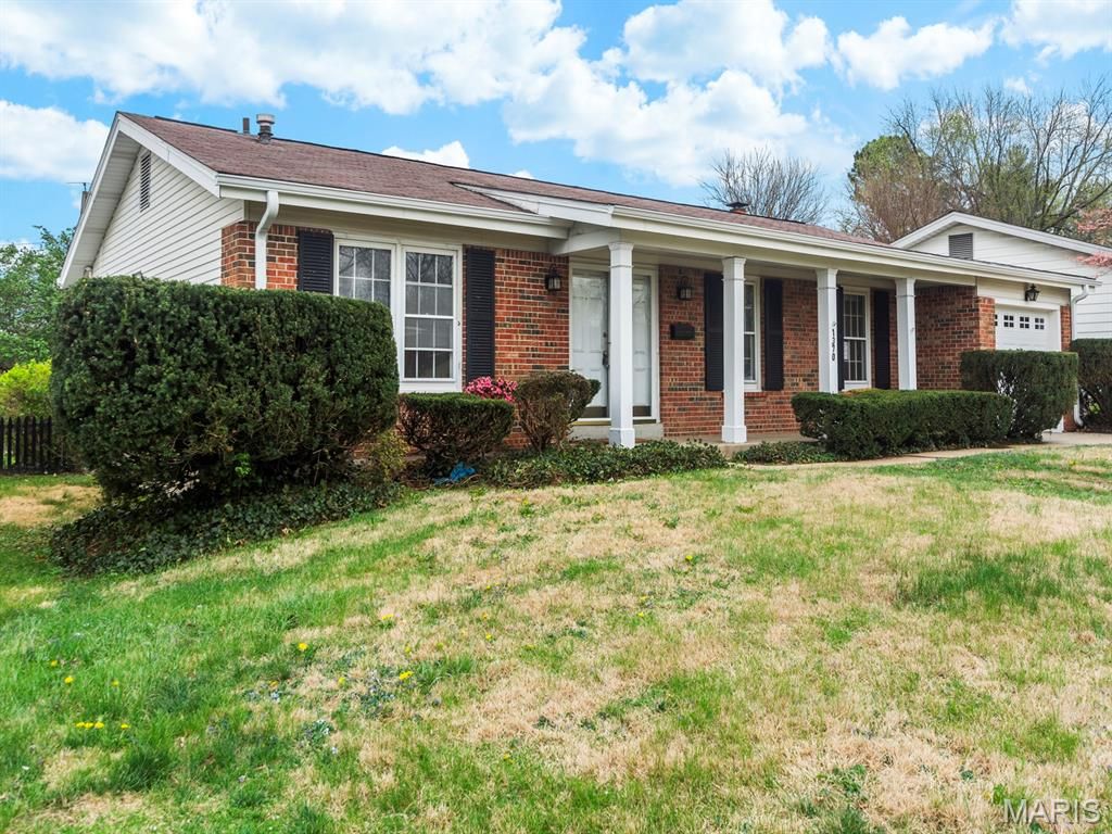 Photo of 1370 Willowbrook Dr, Florissant, MO 63033 (MLS # 26024027)