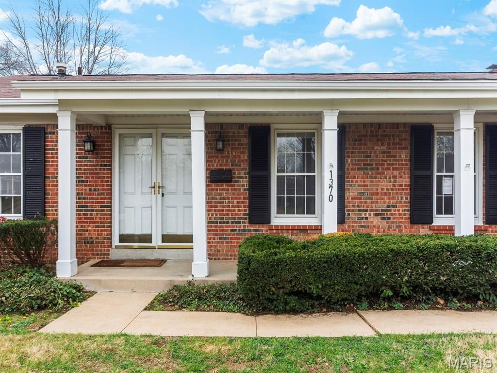 Photo of 1370 Willowbrook Dr, Florissant, MO 63033 (MLS # 26024027)