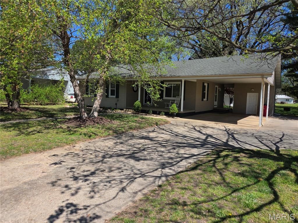 Photo of 406 Broadway Street, Sikeston, MO 63801 (MLS # 26020418)