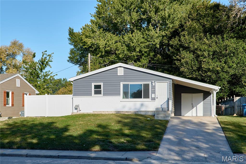 Photo of 225 N Duchesne Drive, St Charles, MO 63301 (MLS # 26066935)