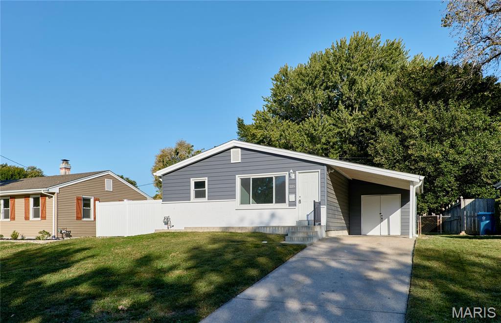 Photo of 225 N Duchesne Drive, St Charles, MO 63301 (MLS # 26066935)