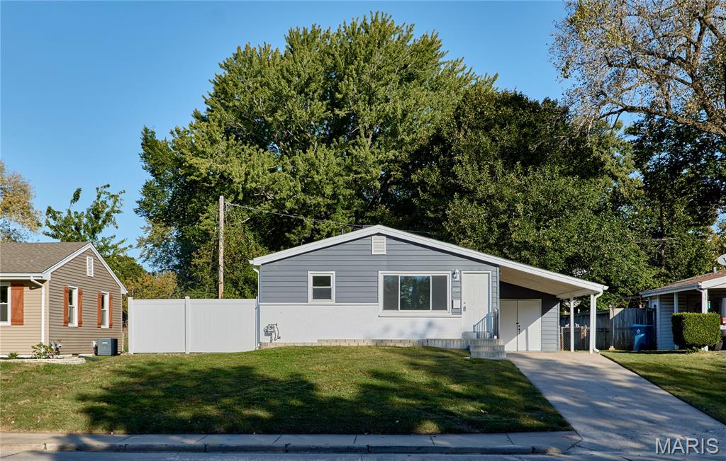 Photo of 225 N Duchesne Drive, St Charles, MO 63301 (MLS # 26066935)
