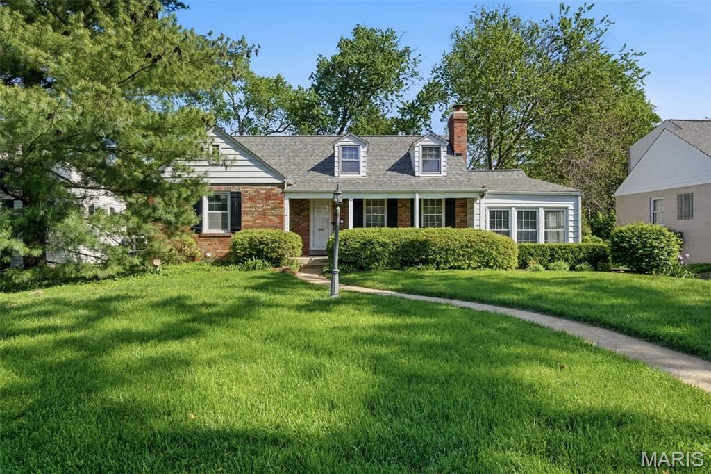 Photo of 9 Berry Wood Drive, Glendale, MO 63122 (MLS # 26025620)