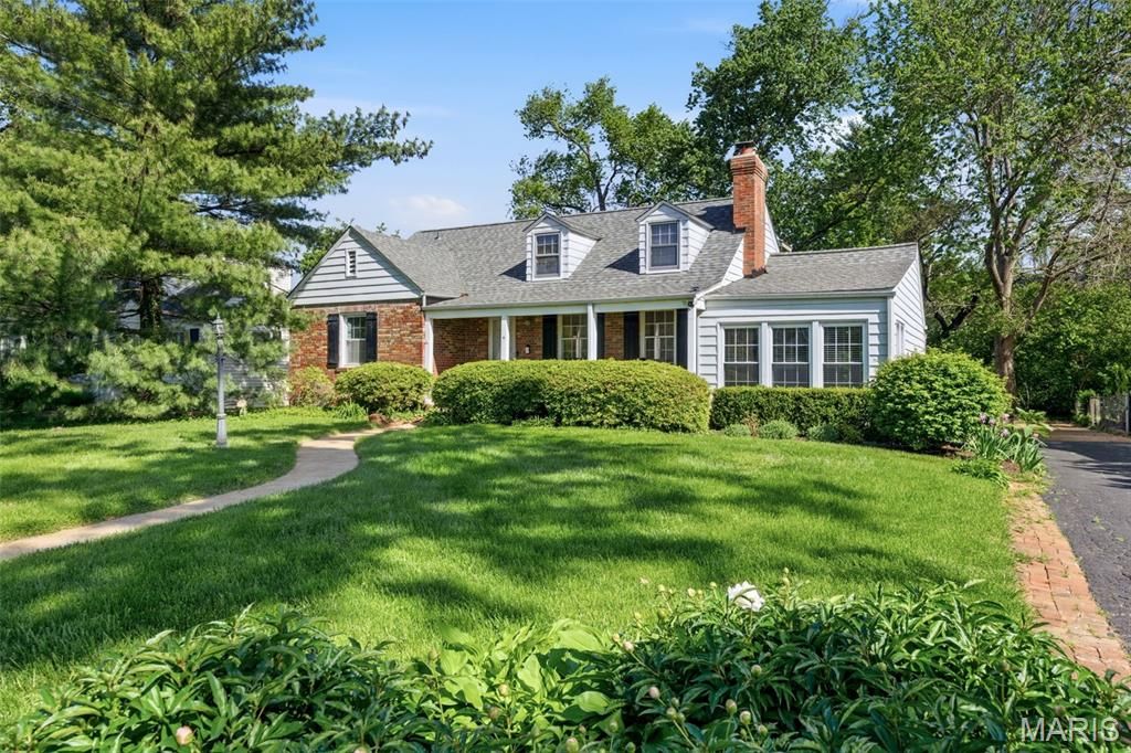 Photo of 9 Berry Wood Drive, Glendale, MO 63122 (MLS # 26025620)