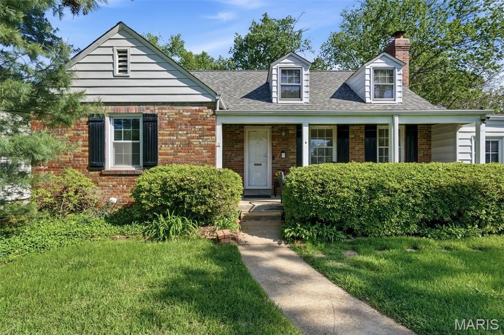 Photo of 9 Berry Wood Drive, Glendale, MO 63122 (MLS # 26025620)