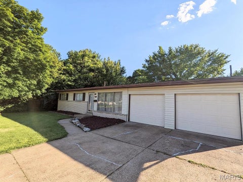 Photo of 990 Florland Drive, Florissant, MO 63031 (MLS # 26059040)