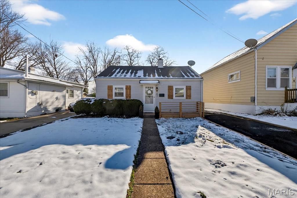 Photo of 202 Monica Drive, Sunset Hills, MO 63127 (MLS # 25079828)