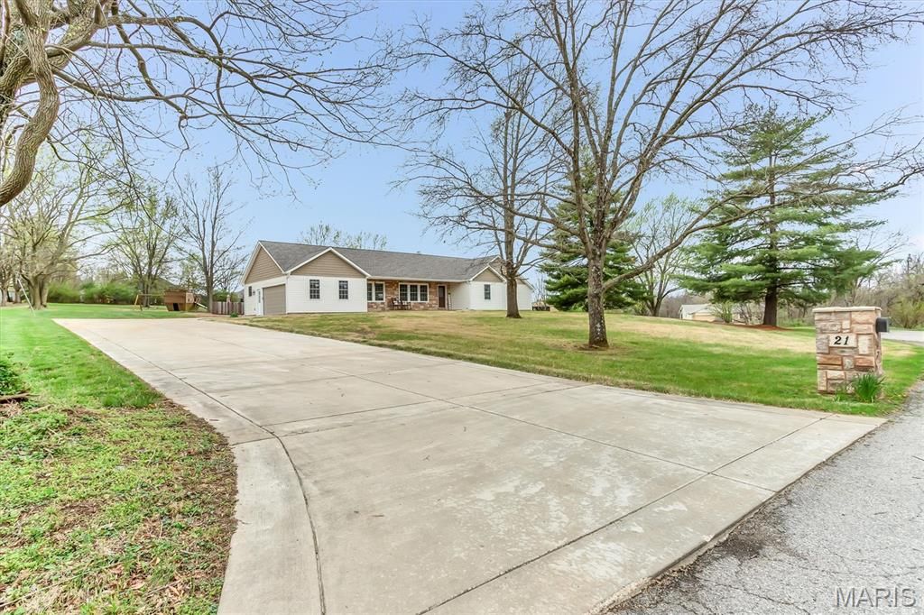 Photo of 21 Oak Knoll Drive, St Charles, MO 63304 (MLS # 26019760)
