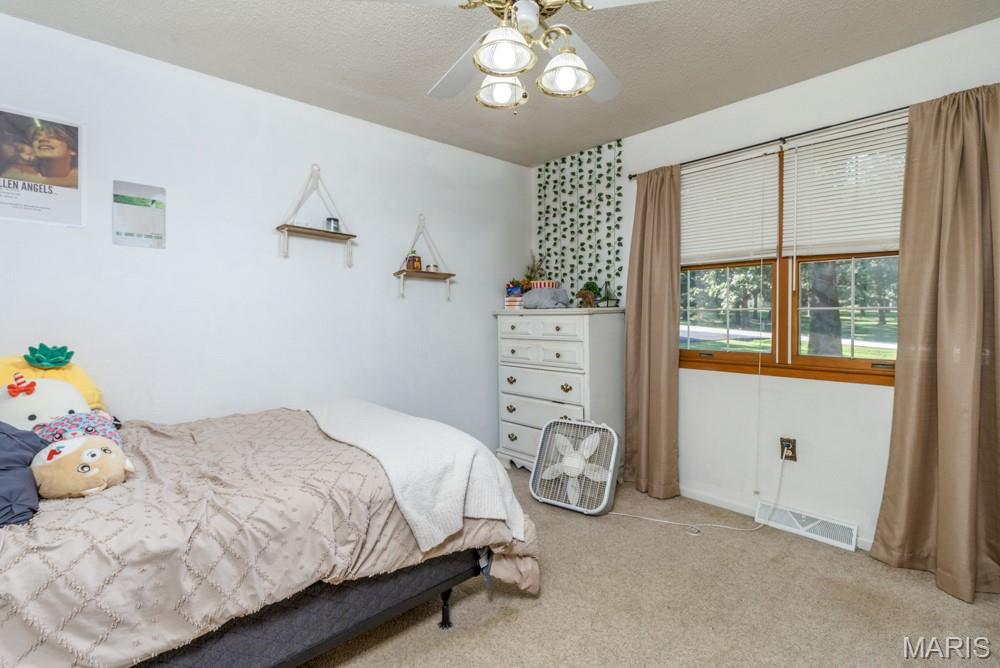 WHISPERING OAKS - Residential