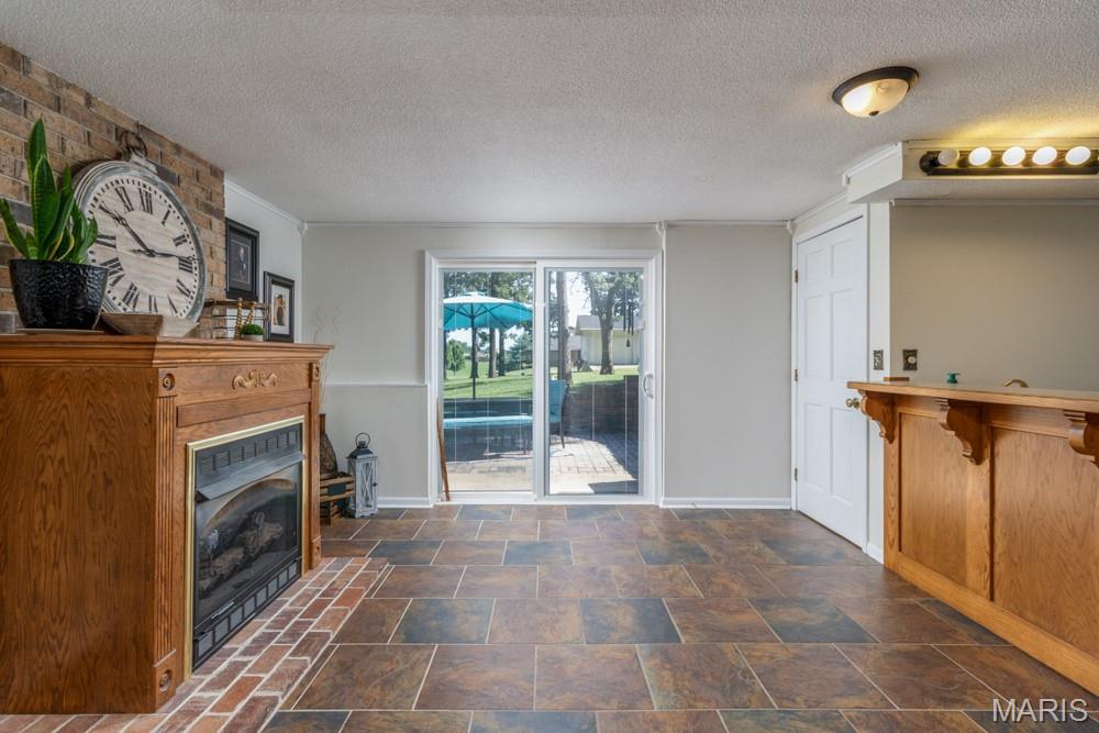 WHISPERING OAKS - Residential