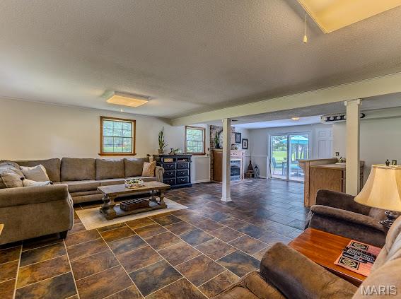 WHISPERING OAKS - Residential