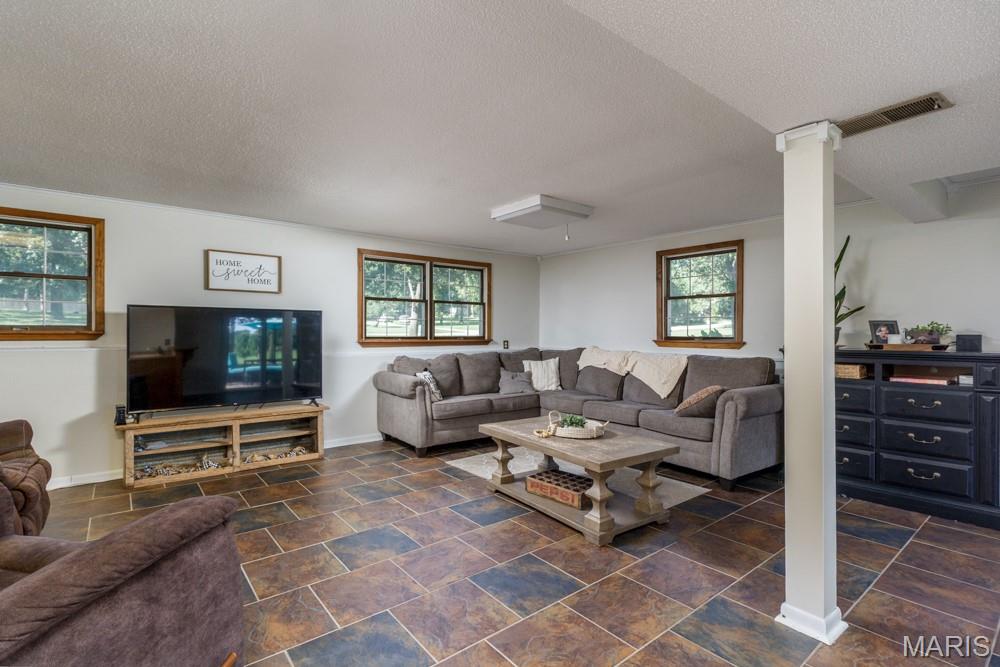 WHISPERING OAKS - Residential