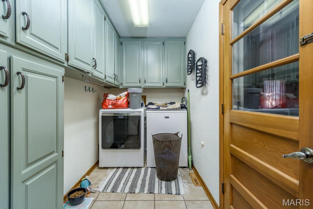 WHISPERING OAKS - Residential