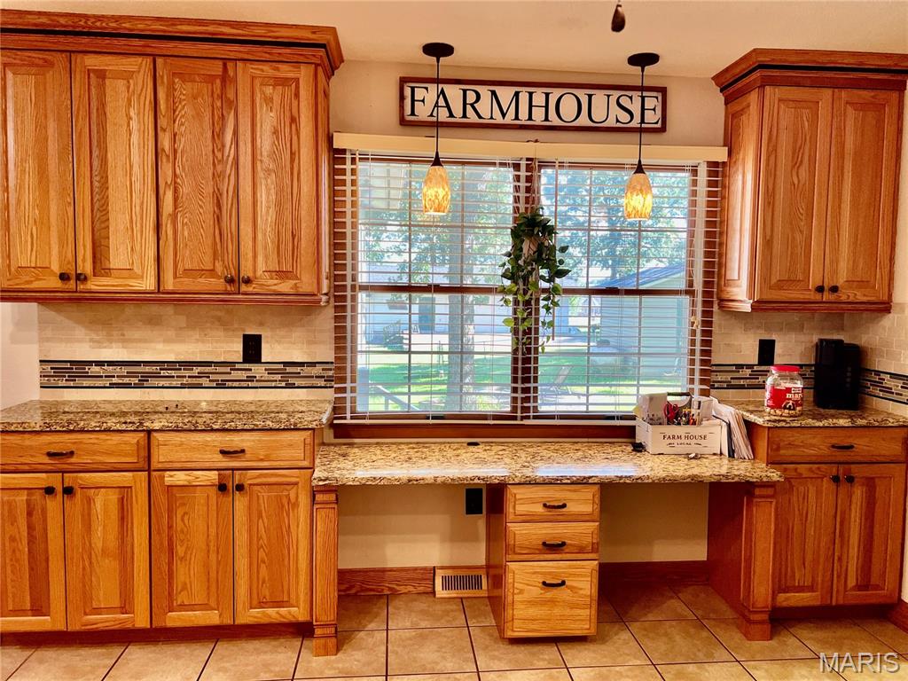 WHISPERING OAKS - Residential