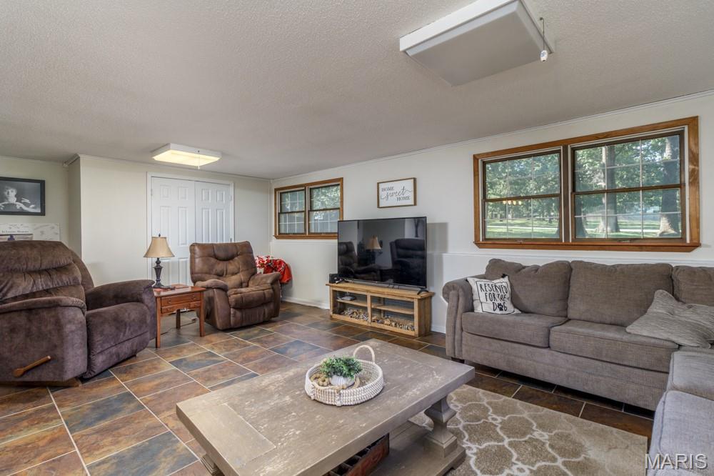 WHISPERING OAKS - Residential