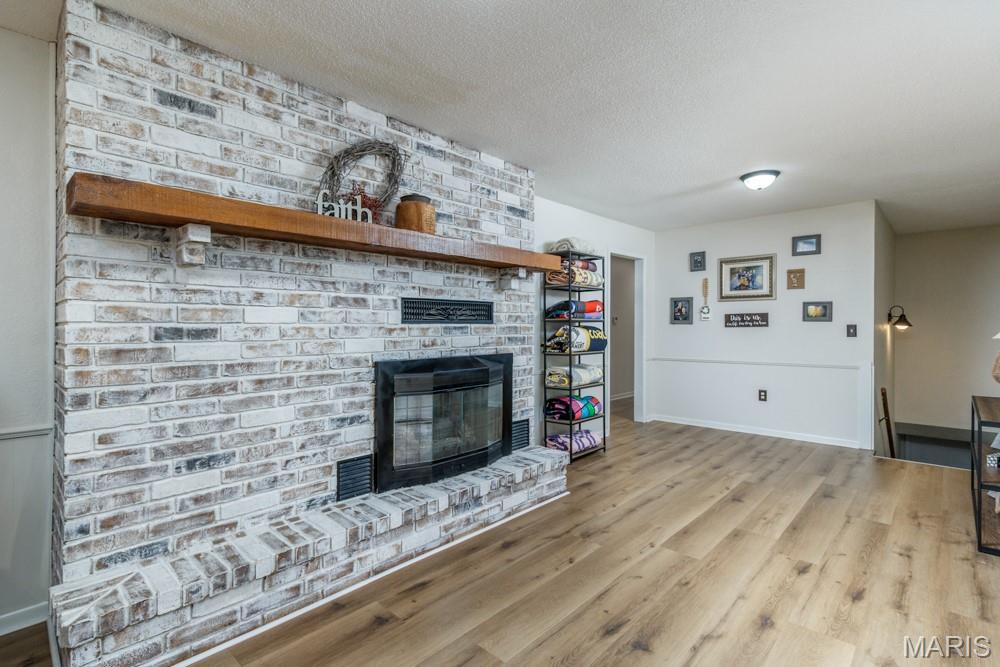 WHISPERING OAKS - Residential