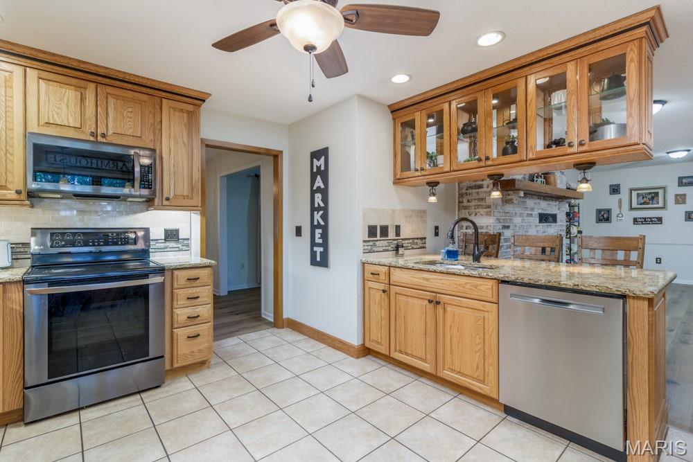 WHISPERING OAKS - Residential