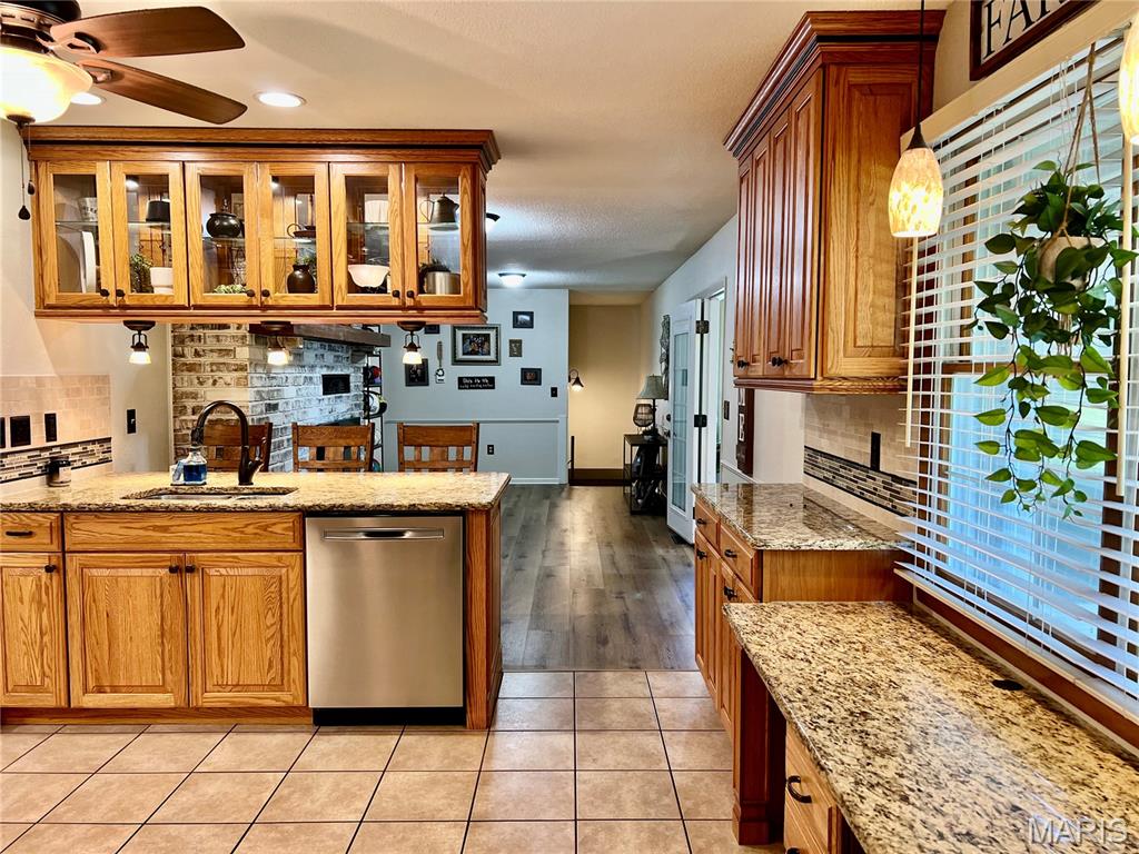 WHISPERING OAKS - Residential