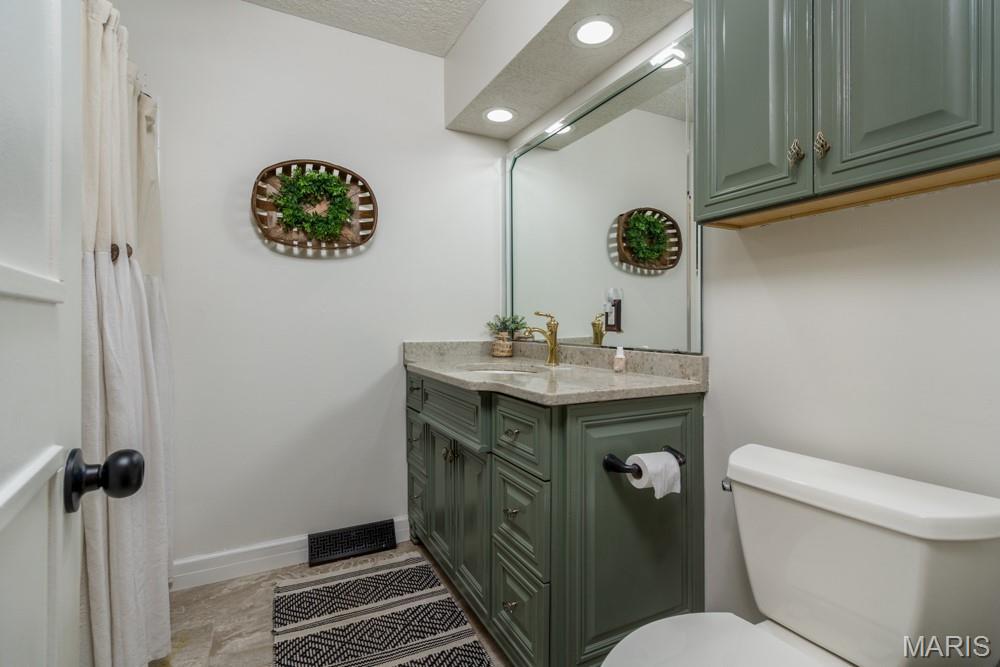 WHISPERING OAKS - Residential