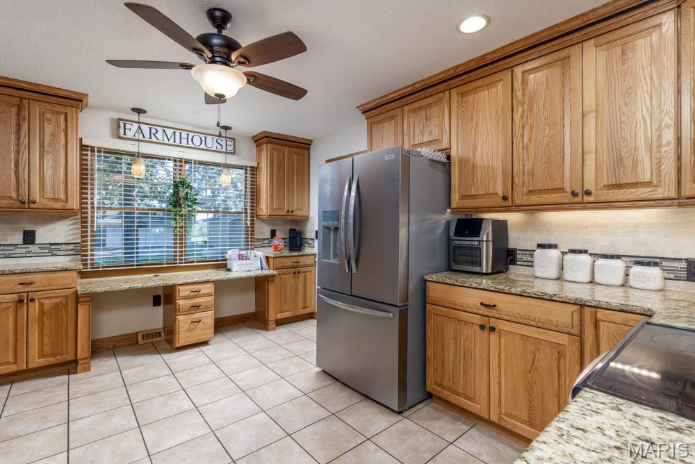 WHISPERING OAKS - Residential