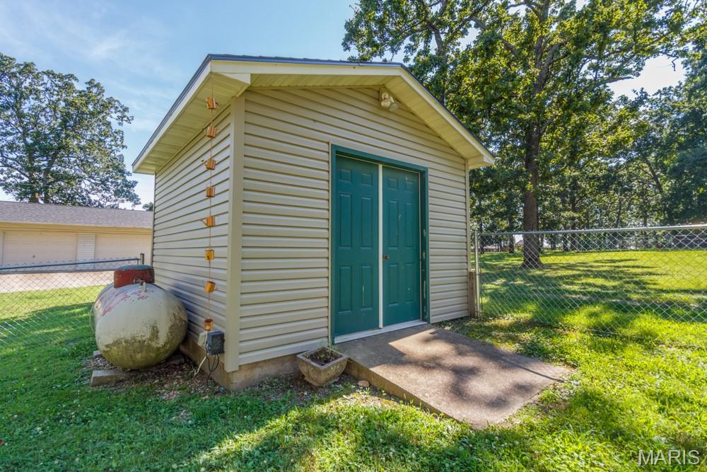 WHISPERING OAKS - Residential