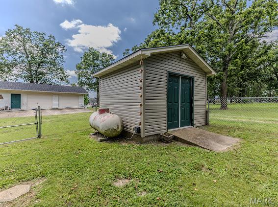 WHISPERING OAKS - Residential