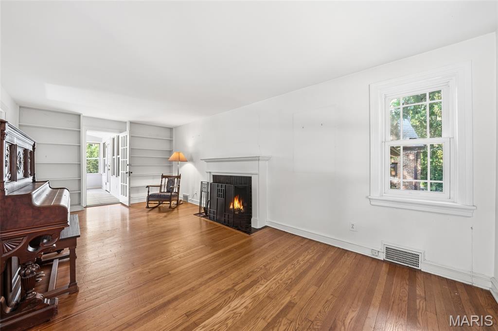 1077 N Jackson Avenue