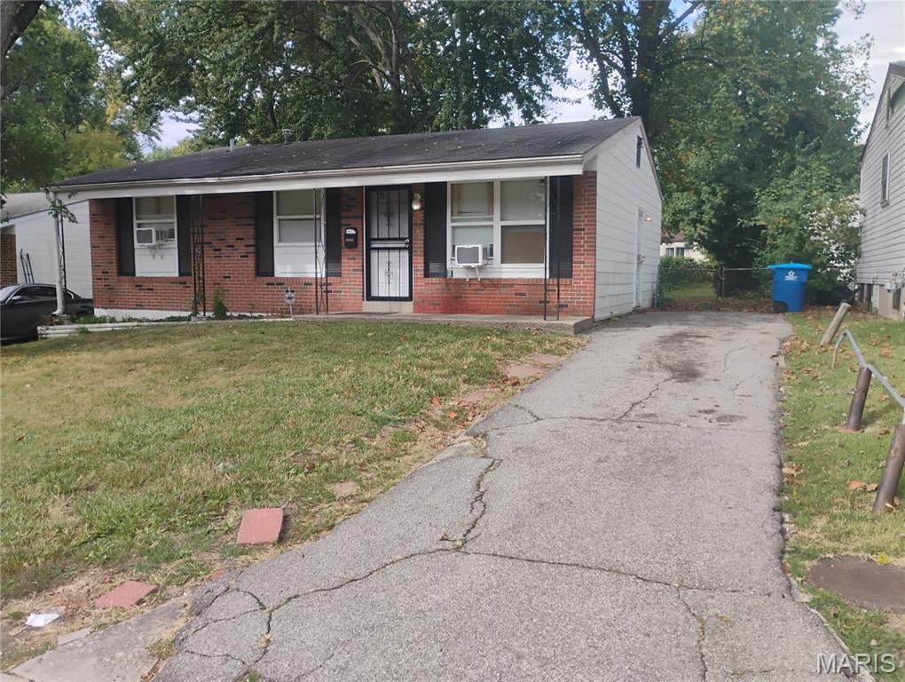 Photo of 10435 Castle Drive, St Louis, MO 63136 (MLS # 26067327)