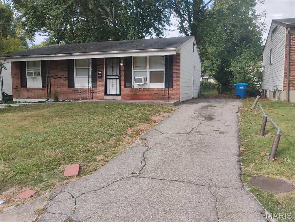 Photo of 10435 Castle Drive, St Louis, MO 63136 (MLS # 26067327)