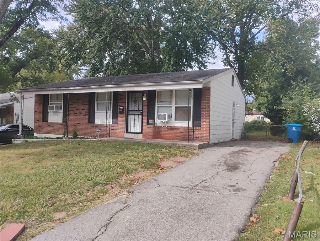 Photo of 10435 Castle Drive, St Louis, MO 63136 (MLS # 26067327)
