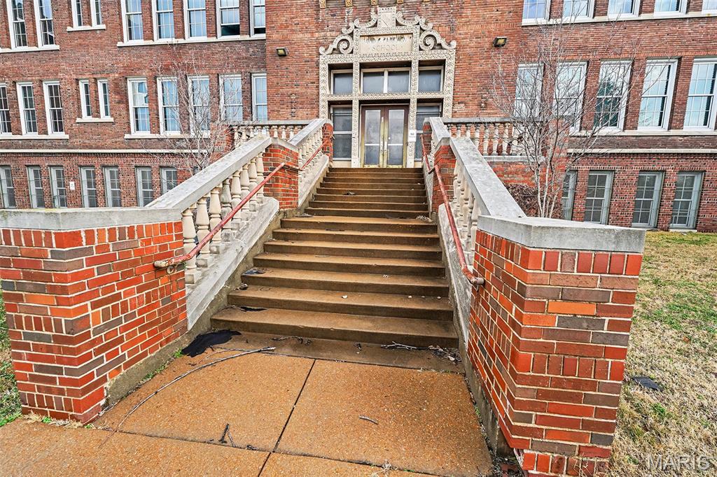 Chouteau Place Add - Commercial Sale