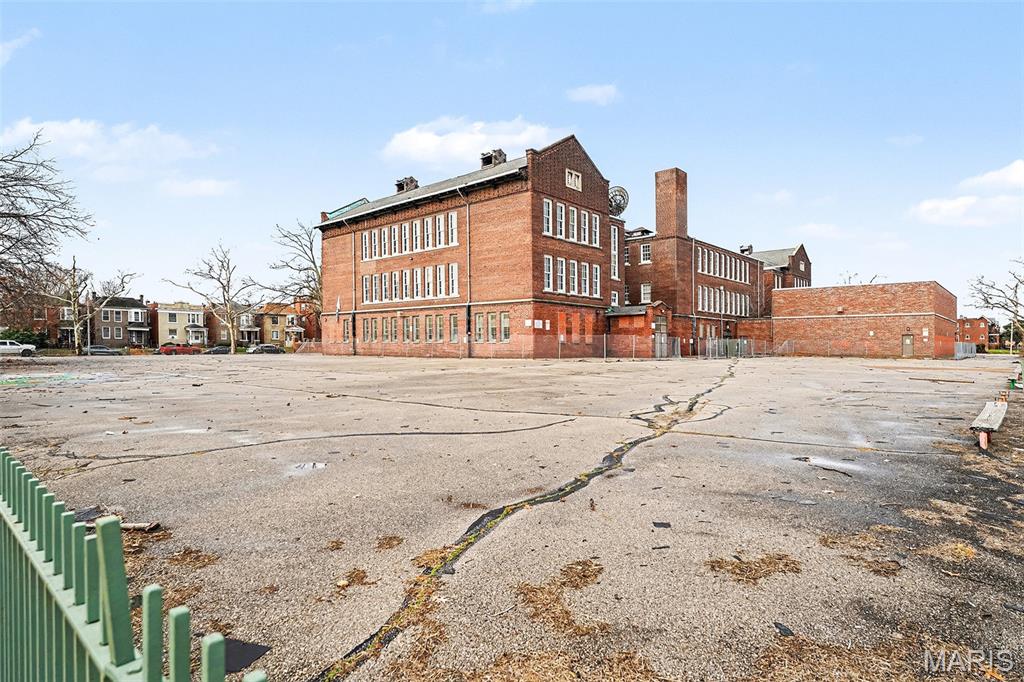 Chouteau Place Add - Commercial Sale