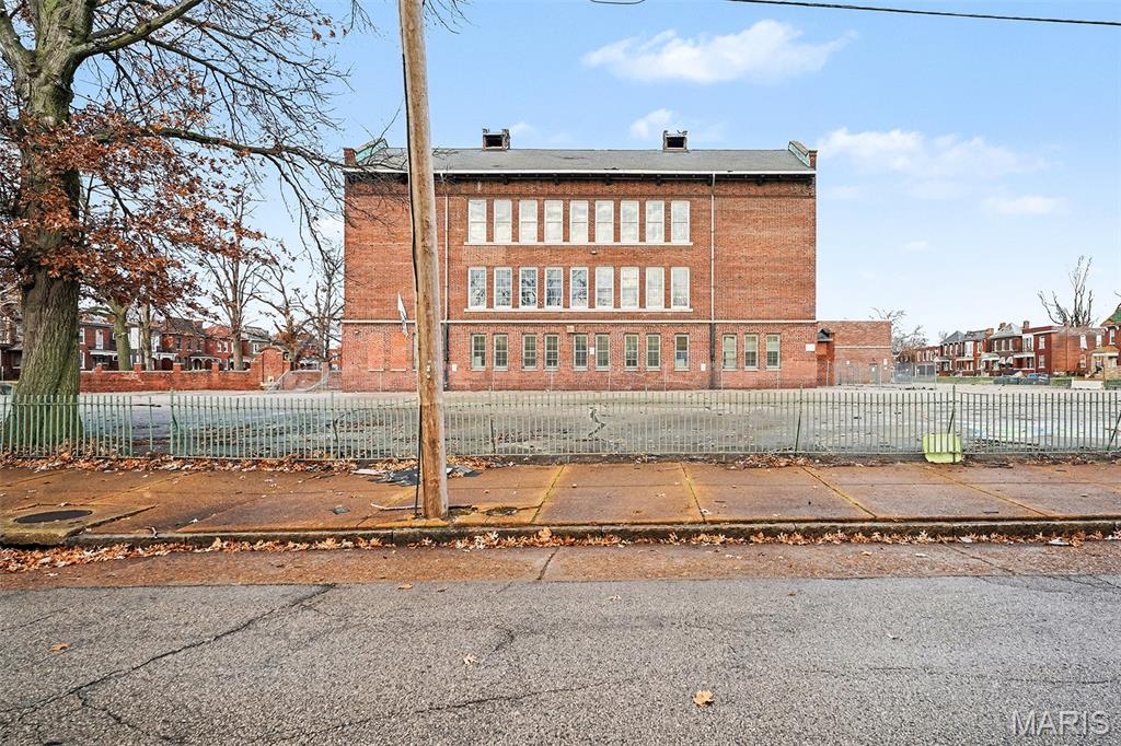 Chouteau Place Add - Commercial Sale