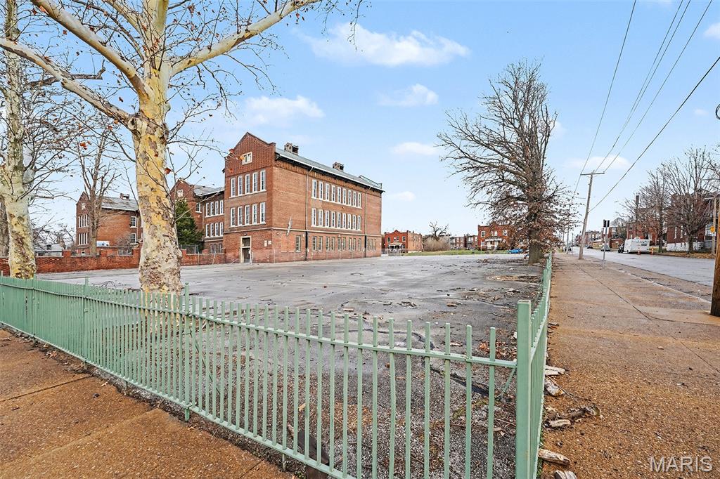 Chouteau Place Add - Commercial Sale