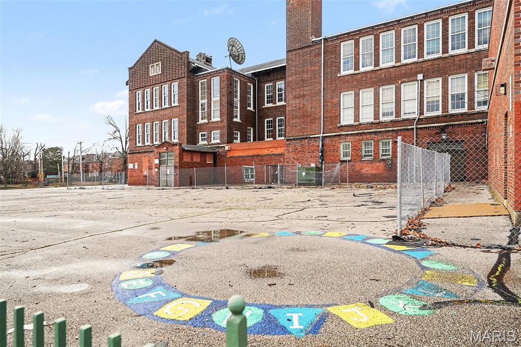 4025 Sullivan Avenue