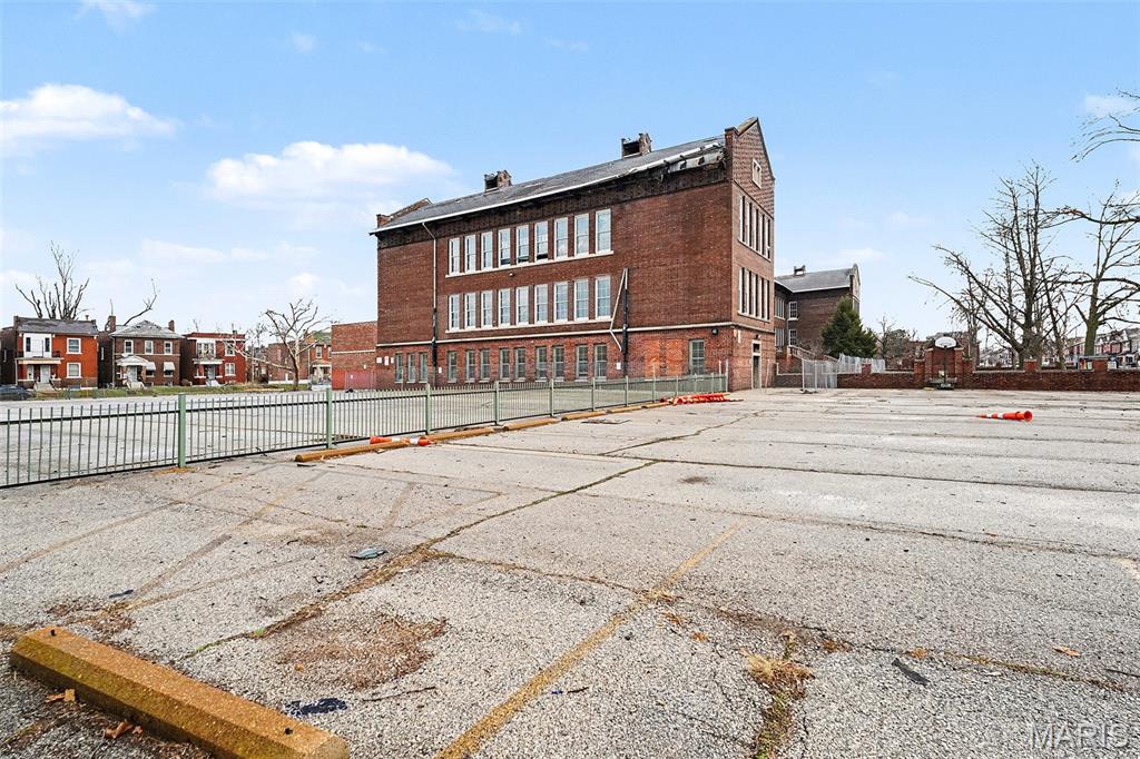 Chouteau Place Add - Commercial Sale