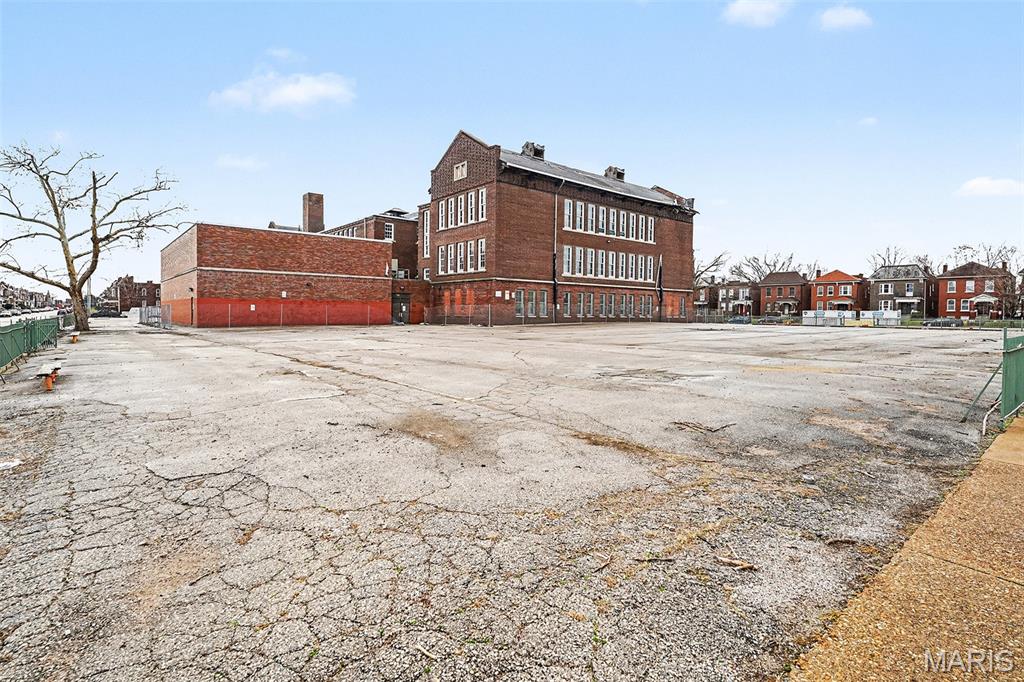 Chouteau Place Add - Commercial Sale