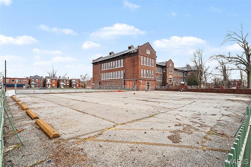 Chouteau Place Add - Commercial Sale