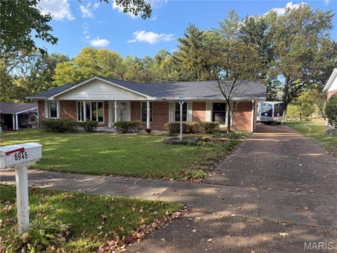 Photo of 6945 Lakeside Hills Drive, Florissant, MO 63033 (MLS # 26066864)