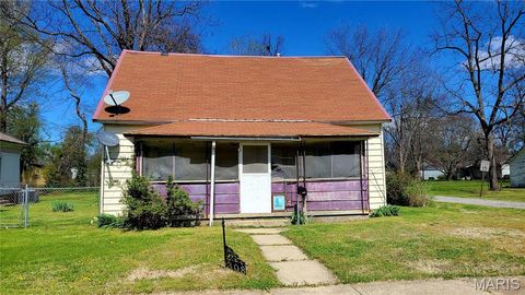 Photo of 308 W Cleveland, Charleston, MO 63834 (MLS # 26012936)