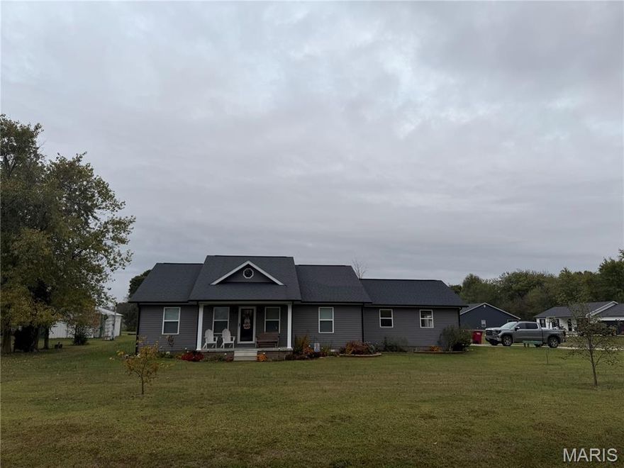FIRST TIME ON THE MARKET !
CUSTOM BUILT, ONE OWNER HOME, OPEN FLOOR PLAN WITH CUSTOM CABINETS, FLOORING , HUGE WALK IN SHOWER, INCLOSED SUNROOM ,ALL SITTING ON A LARGE CORNER LOT IN THE WESTVIEW SUBDIVISION AND SIKESTON SCHOOL DISTRICT .