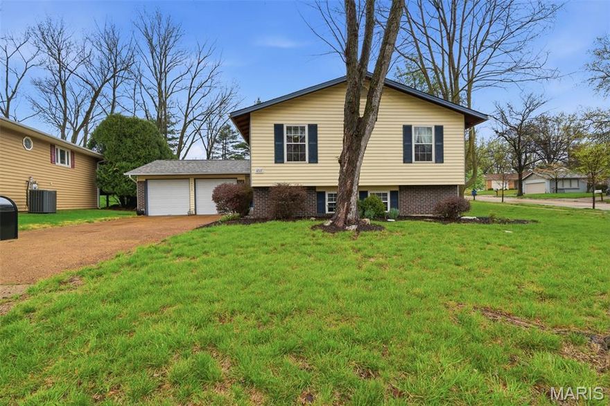 Welcome to 12117 Sage Glen Court! Nestled on a peaceful cul-de-sac in Maryland Heights, this charming 4-bedroom, 3-bath split-level home offers timeless appeal with the perfect blend of comfort and opportunity.
The upper level features three spacious bedrooms and two full baths, along with a bright kitchen complete with a built-in microwave, electric stove, refrigerator, dishwasher, and pantry. The adjoining family room flows seamlessly into the dining area, where you can step out onto the deck—ideal for easy entertaining.
The lower level adds even more living space with a cozy recreation room featuring a fireplace, an additional bedroom, and a full bath—perfect for guests or a private retreat.
Situated on a generous .23-acre corner lot, this home also includes a two-car garage and plenty of outdoor space to enjoy.