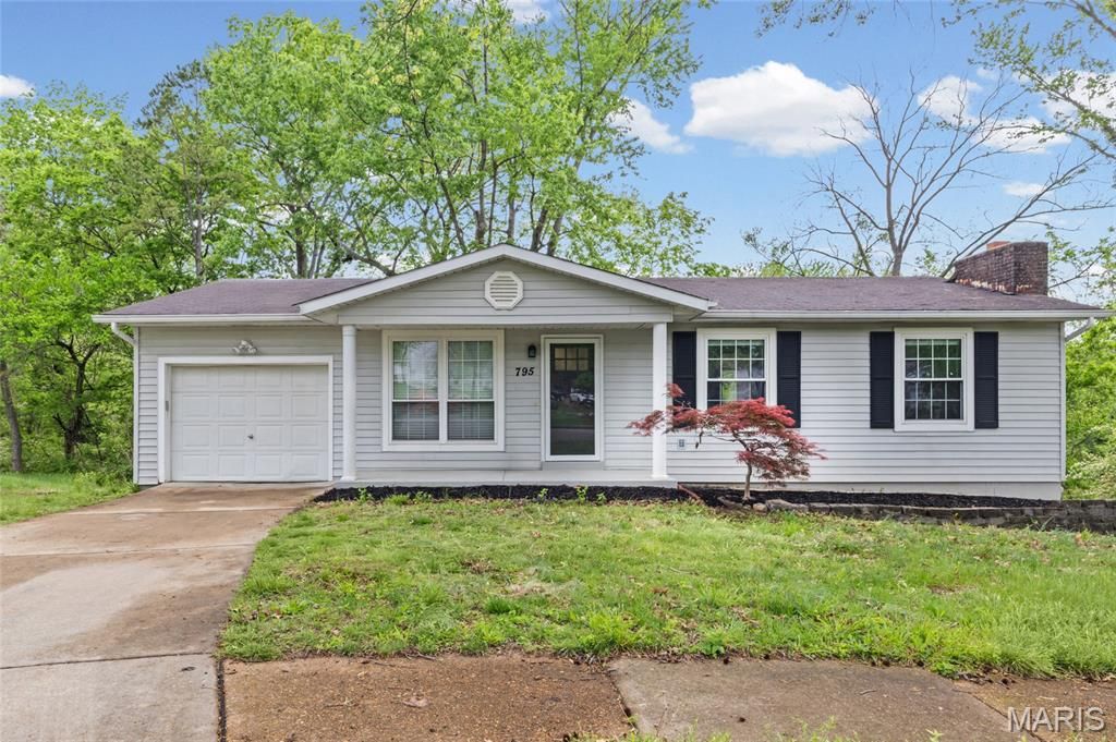 Photo of 795 Creekwood Manor Court, Mehlville, MO 63125 (MLS # 26029436)