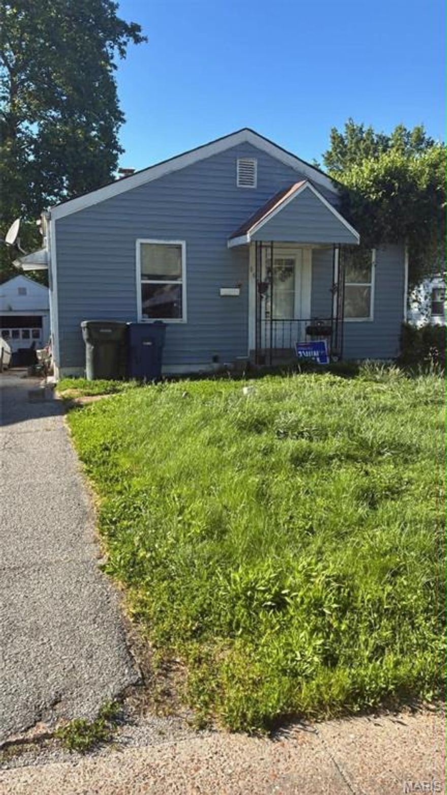 Single family 2 bed one bath.  Investment or starter home. Home is occupied.