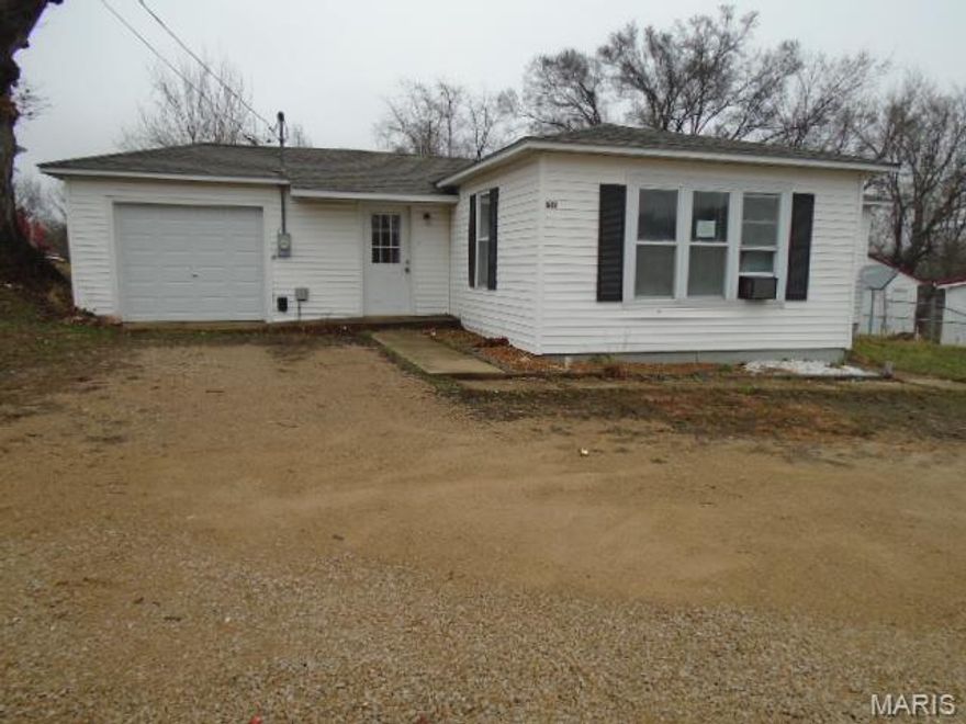 Don’t miss this great opportunity in Bonne Terre, MO! This charming traditional ranch offers 3 bedrooms and 1 full bath, perfect for comfortable, easy living. The home features a convenient one-car attached garage and sits on a nice, level lot with a fully fenced backyard—ideal for pets, outdoor gatherings, or simply relaxing. With a price that can’t be beat, this home is a fantastic value whether you’re a first-time buyer, downsizing, or investing. Don’t wait—schedule your showing today!