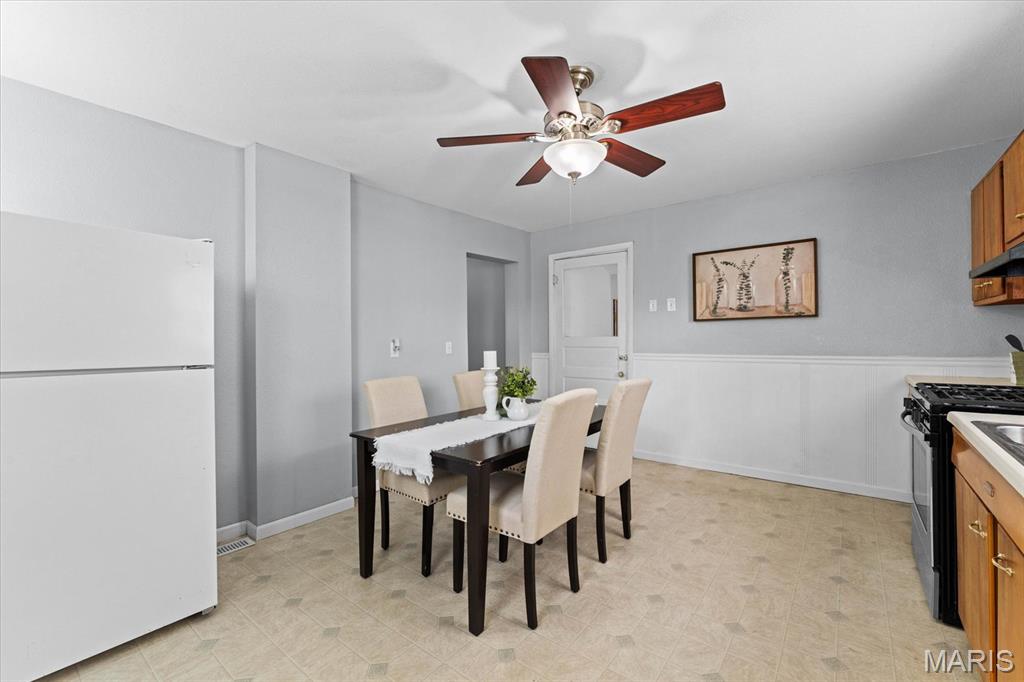 Edwardsville, Illinois 62025, United States, 2 Bedrooms Bedrooms, ,1 BathroomBathrooms,Residential,Pending,172589