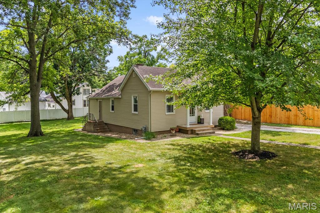 Edwardsville, Illinois 62025, United States, 2 Bedrooms Bedrooms, ,1 BathroomBathrooms,Residential,Pending,172589