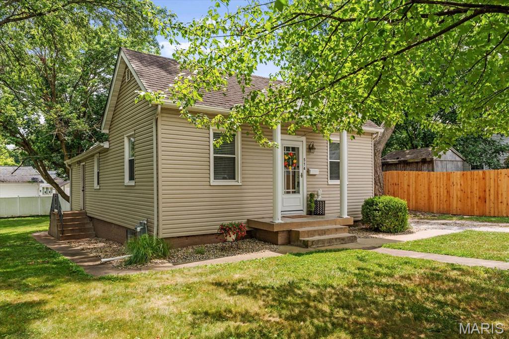 Edwardsville, Illinois 62025, United States, 2 Bedrooms Bedrooms, ,1 BathroomBathrooms,Residential,Pending,172589