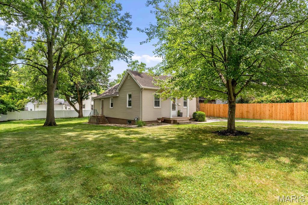 Edwardsville, Illinois 62025, United States, 2 Bedrooms Bedrooms, ,1 BathroomBathrooms,Residential,Pending,172589